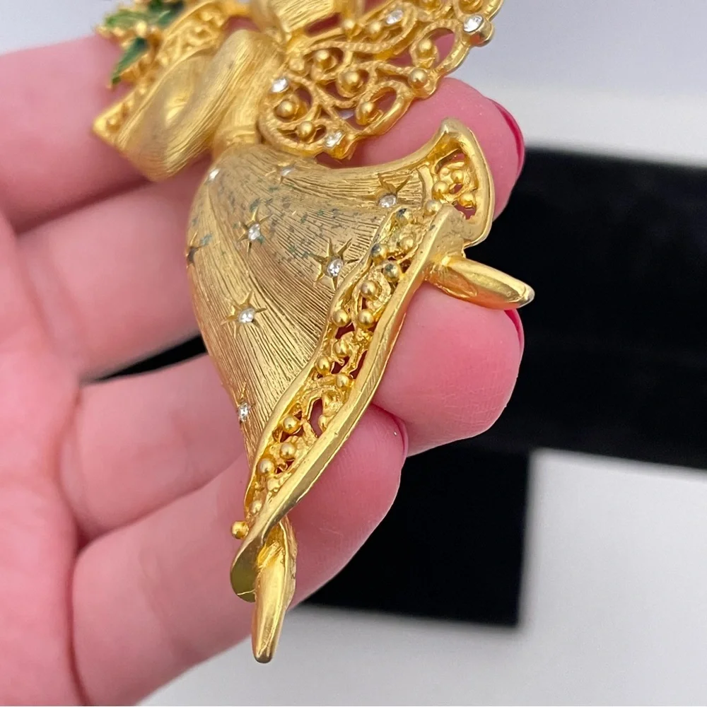 Vintage 90’s JJ Gold Tone Christmas Winter Holiday Festive Angle Pin / Brooch